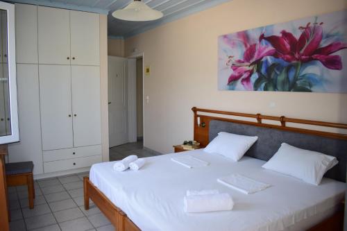 um quarto com uma cama com duas toalhas em Poseidon em Ancient Epidavros
