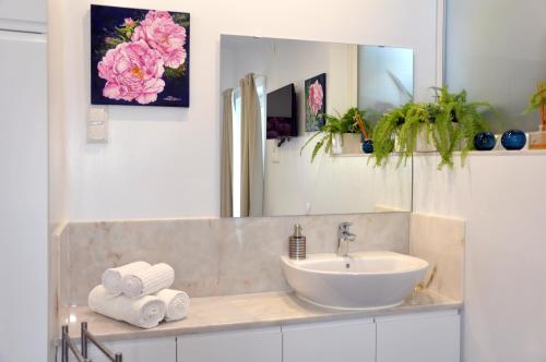 a bathroom with a sink and a mirror and towels at Sleep In Bucelas in Bucelas