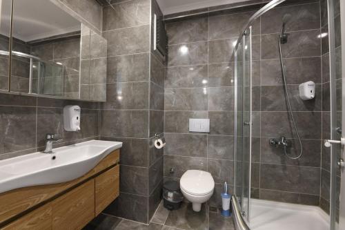 La salle de bains est pourvue d'une douche, de toilettes et d'un lavabo. dans l'établissement Kardeş Suite 4, à Istanbul