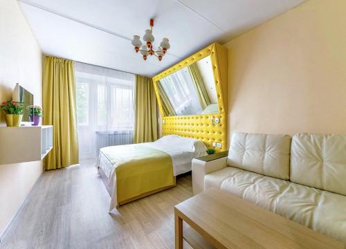 モスクワにあるApartment Hanaka Perovskaya 66のベッドとソファ付きのホテルルーム