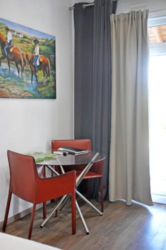 a dining room with a table and chairs and a painting at Sleep In Bucelas in Bucelas