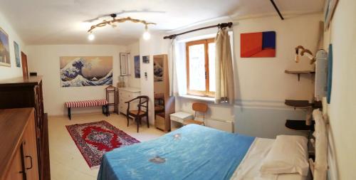 1 dormitorio con 1 cama azul en una habitación en APPARTAMENTO CON GIARDINO, TERRAZZO e GARAGE A DUE PASSI DAL MARE e DALLE CINQUETERRE LT-0486 en Levanto