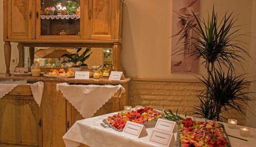 un tavolo con fiori sopra in cucina di Landhotel Zum Hasen Hein a Hamminkeln