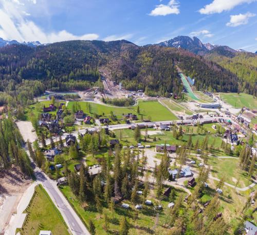 una vista aerea su un parco in montagna di Camping Pod Krokwią a Zakopane