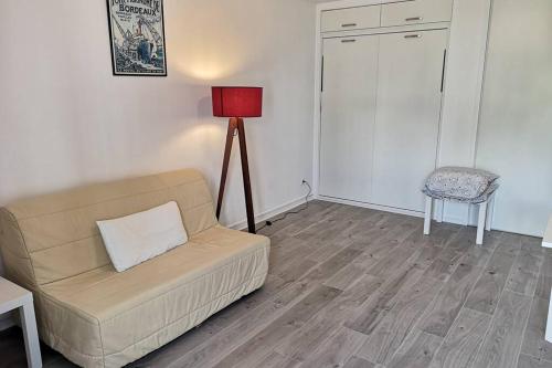 a living room with a couch and a lamp at Flat79 in Pessac