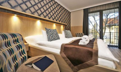 uma suite num barco com uma cama e uma janela em Boutique Hotel Divina em Harkány