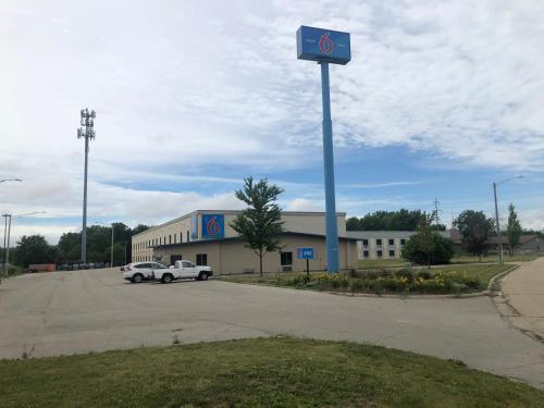 a building with a car parked in a parking lot at Motel 6 Peoria in Peoria