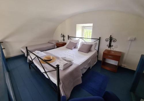 1 dormitorio con 1 cama grande y 1 mesa en Vesuvio Inn Guest House e Wine Experience, en Boscotrecase