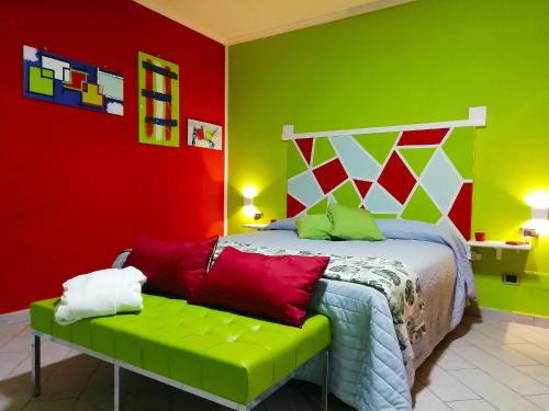 a bedroom with a bed with green and red walls at B&B Maison Villa Vittorio in Avella