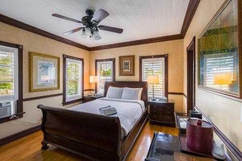 Postel nebo postele na pokoji v ubytování Duval Inn - Key West