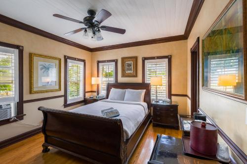 1 dormitorio con 1 cama y ventilador de techo en Duval Inn - Key West, en Key West