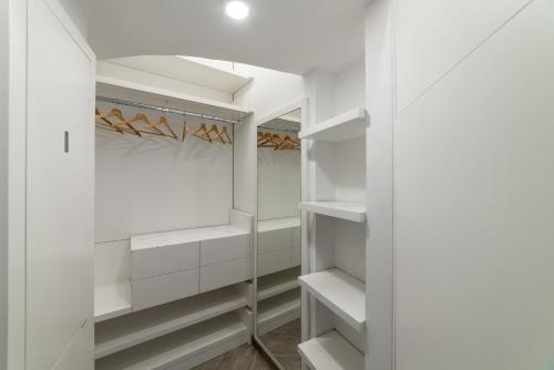 biała garderoba z białymi półkami w obiekcie Domus Quiritum Elite, Vatican luxury apartment w Rzymie
