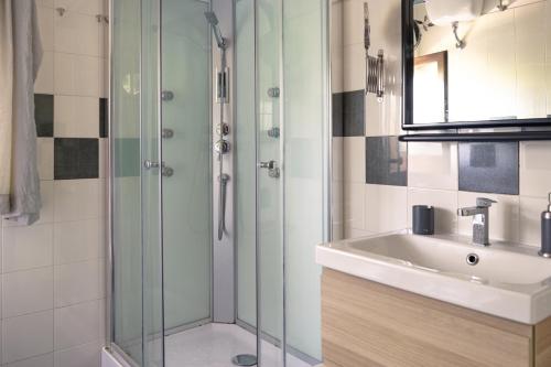 スカリオにあるCasa vacanze Artemideのバスルーム(ガラス張りのシャワー、シンク付)