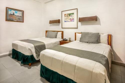 薩爾蒂約的住宿－科阿韋拉薩爾蒂約總理酒店，一间客房内配有两张床的房间