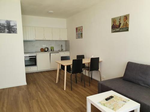 MODERN APARTMENT WITH TERRACE AND GARAGE in THE CITY CENTER في بلزن: غرفة معيشة مع طاولة وأريكة