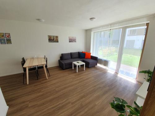 ein Wohnzimmer mit einem Sofa und einem Tisch in der Unterkunft MODERN APARTMENT WITH TERRACE AND GARAGE in THE CITY CENTER in Pilsen