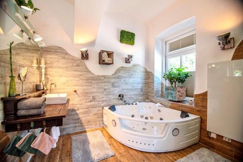 韋爾特湖畔費爾登的住宿－Ap9210，带浴缸和盥洗盆的大浴室