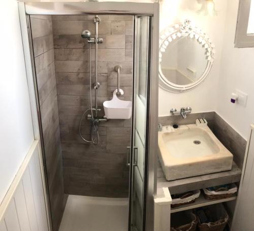 een badkamer met een douche en een wastafel bij Ático Baños del Carmen in Cádiz