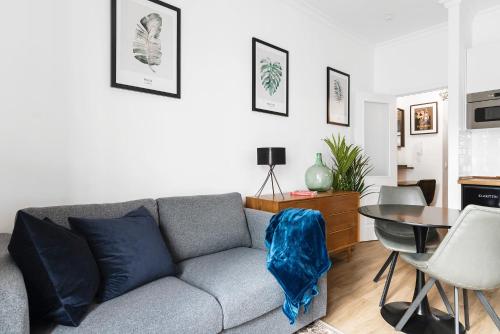 a living room with a couch and a table at Apartamento San Juan, Parking privado in Jerez de la Frontera