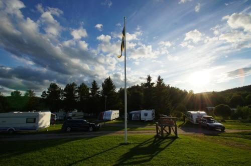 a flag on a pole in a parking lot at Stöde Camping in Edsta