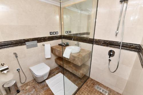 Bilik mandi di Casablanca Hotel Jeddah