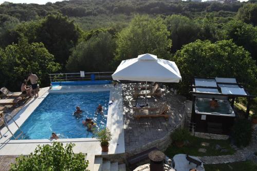 Vue sur la piscine de l'établissement Cipra Apartments ou sur une piscine à proximité