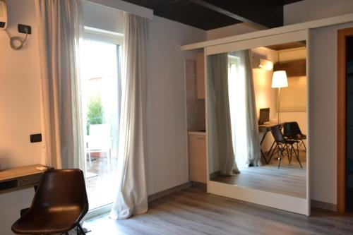 - un salon avec un miroir et une salle à manger dans l'établissement Gatto Bianco le Dimore, à Bari