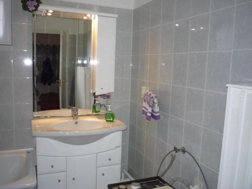 a bathroom with a sink and a mirror at Zsigmond Vendeghaz in Keszthely