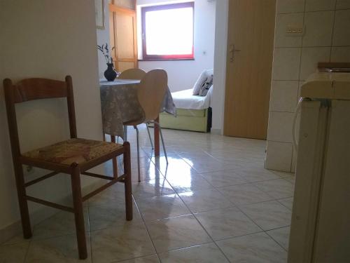 uma cozinha com mesa e cadeiras e um quarto com um sofá em North Adriatic View Apartment em Rabac