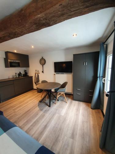 a kitchen and dining room with a table and chairs at Das Herzchen von Cochem in Cochem