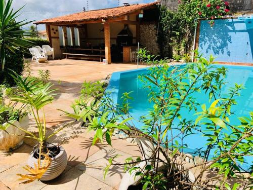 ein Haus mit Pool und einigen Pflanzen in der Unterkunft Casa Perfeita para suas férias in Salinópolis