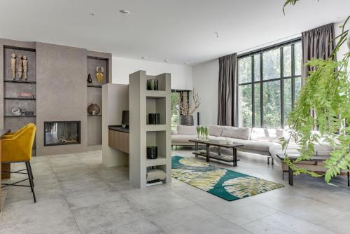 een woonkamer met witte meubels en een open haard bij Villa Vita in Bergen