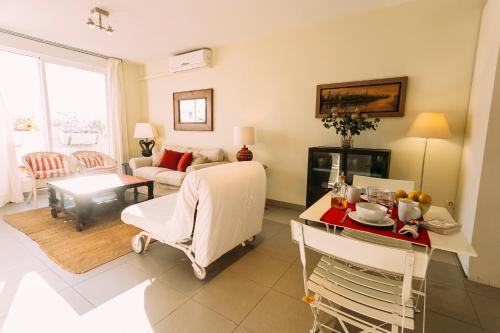 un soggiorno con sedia e tavolo in una stanza di Ático con terraza en el centro de Sevilla a Siviglia