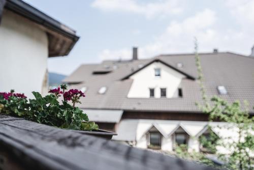 a view of a house from a balcony with flowers at Toschis Station-Motel-Wirtshaus-an der Autobahn-Bowling in Zella-Mehlis