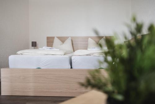 Säng eller sängar i ett rum på Toschis Station-Motel-Wirtshaus-an der Autobahn
