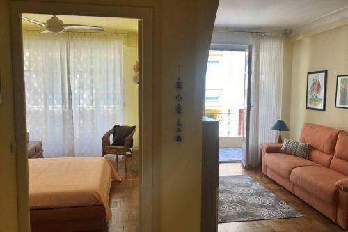 ein Wohnzimmer mit einem Bett und einem Sofa in der Unterkunft Joli 2 pièces à 150m de la plage in Nizza