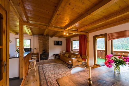 a living room with a couch and a table at Chalet M in Lunca Bradului