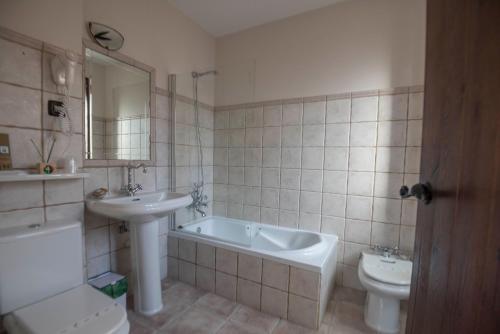 a bathroom with a sink and a tub and a toilet at Casa de Trillo in Rego de Santa Marina