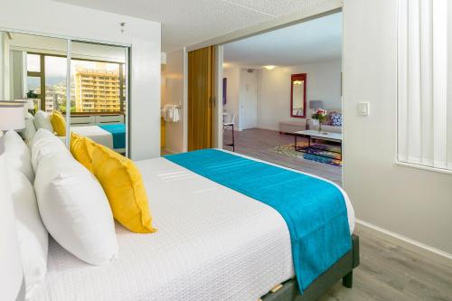 Chic Mountain View Unit Near Waikiki Beach with Parking_2
