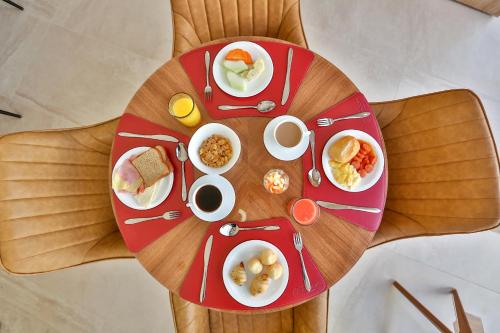 a table with plates of food on a table at Executive Inn Fernandopolis in Fernandópolis