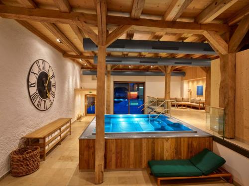 - une grande piscine dans une pièce dotée d'une horloge sur le mur dans l'établissement Romantik Hotel Zum Klosterbräu, à Neubourg-sur-le-Danube