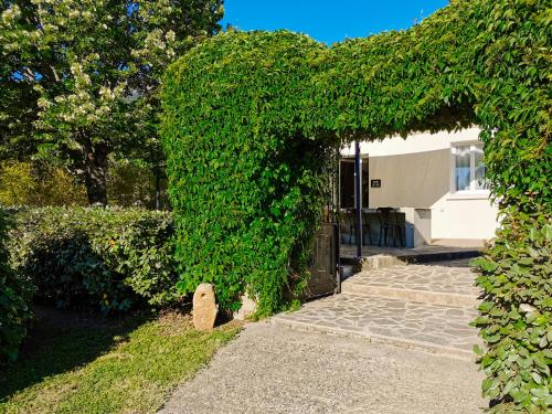 a heart shaped doorway into a house at Maison San Giovanni in Corte