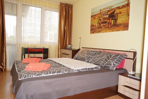 um quarto com uma cama e uma fotografia na parede em Spacious 2BDR - FREE Parking - Walk Everywhere - 300 Mbps WiFi em Varna City