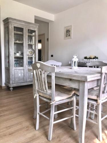 una sala da pranzo con un tavolo e due sedie di La casa di Monte Ricco a Pieve di Cadore