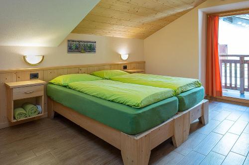 ein Schlafzimmer mit einem großen Bett in einem Zimmer in der Unterkunft Casa Marianna in Livigno