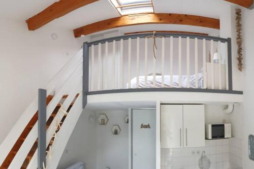 - une chambre avec un lit bébé dans l'établissement Charmant pavillon proche plage - Piscine & parking, à Narbonne-Plage