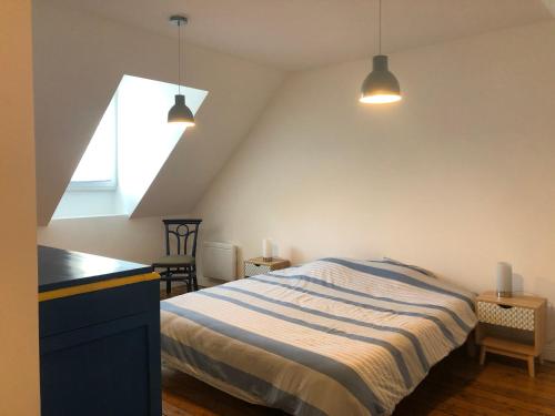 - une chambre avec un lit et deux lampes pendant dans l'établissement Appartement à 2 minutes de la plage 5 places, à Berck-sur-Mer