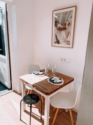 a dining room table and chairs in a room at Gastenverblijf De Ruyter in Koudekerke