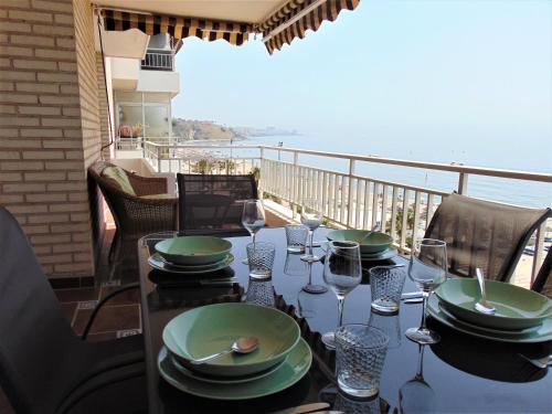 フエンヒロラにあるEva Marのテーブル(皿付)、バルコニー(ワイングラス付)