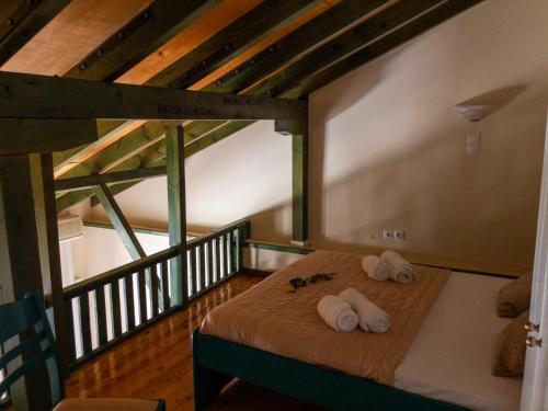 Un pat sau paturi într-o cameră la C.Katopodis Center